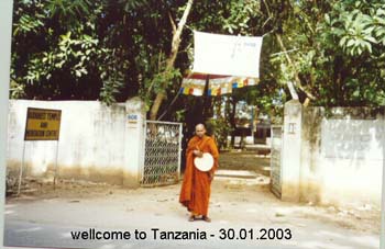 2003.01.30 welcoming to Buddhist temple after received cerficate of The chief monk for the Afric2.jpg